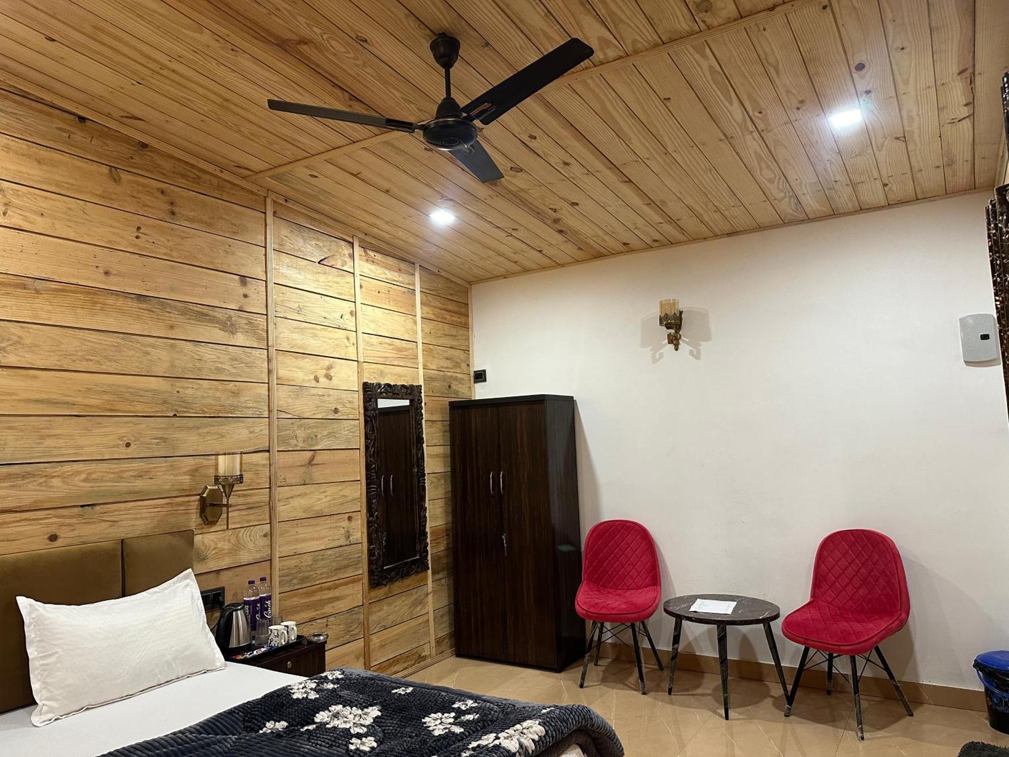 Cabana Riverside Resort - Kainchi Dham Nainital Eksteriør billede