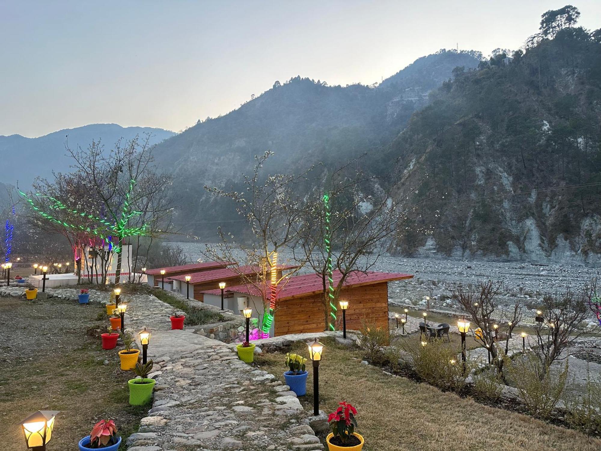 Cabana Riverside Resort - Kainchi Dham Nainital Eksteriør billede