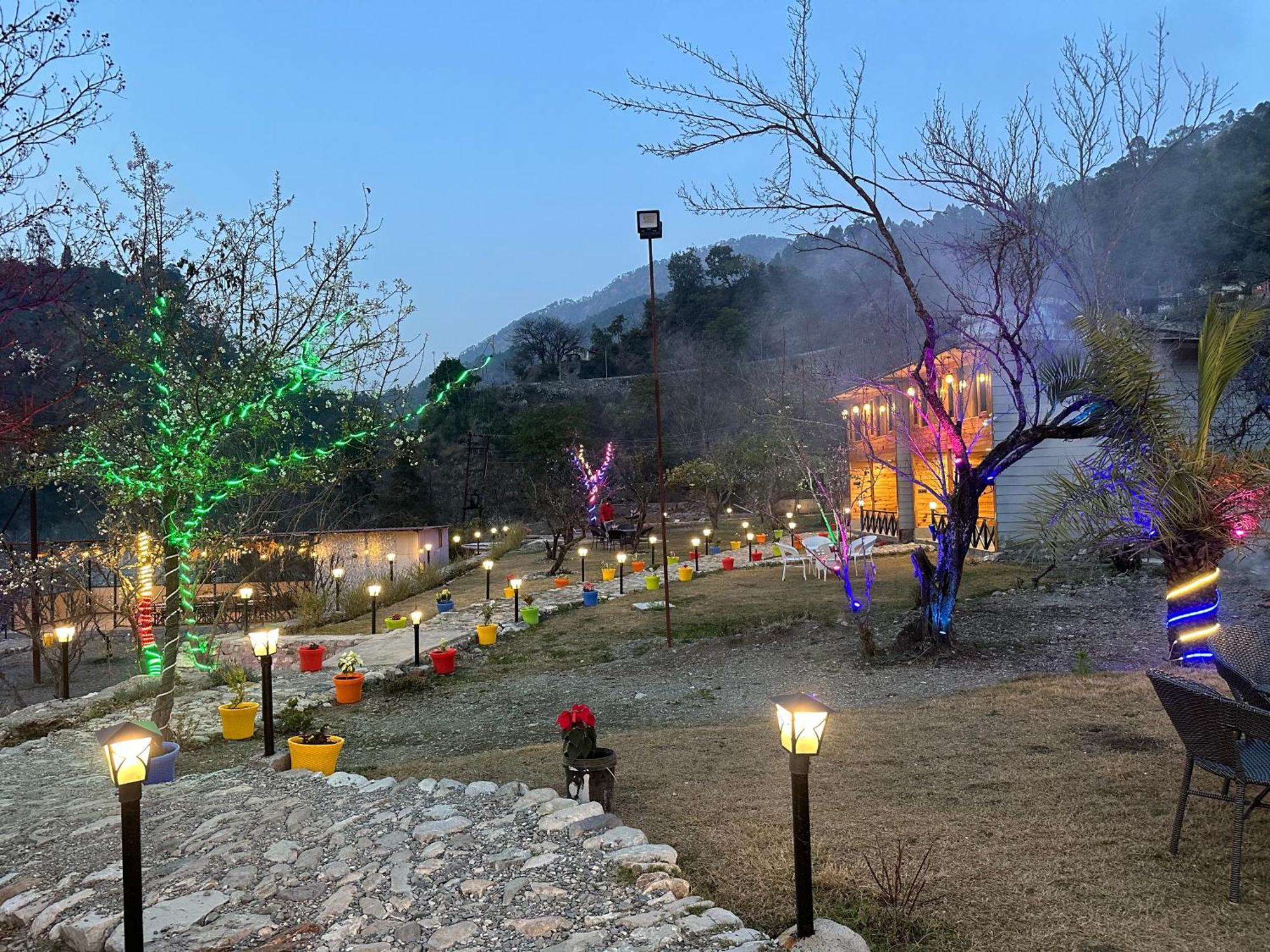 Cabana Riverside Resort - Kainchi Dham Nainital Eksteriør billede