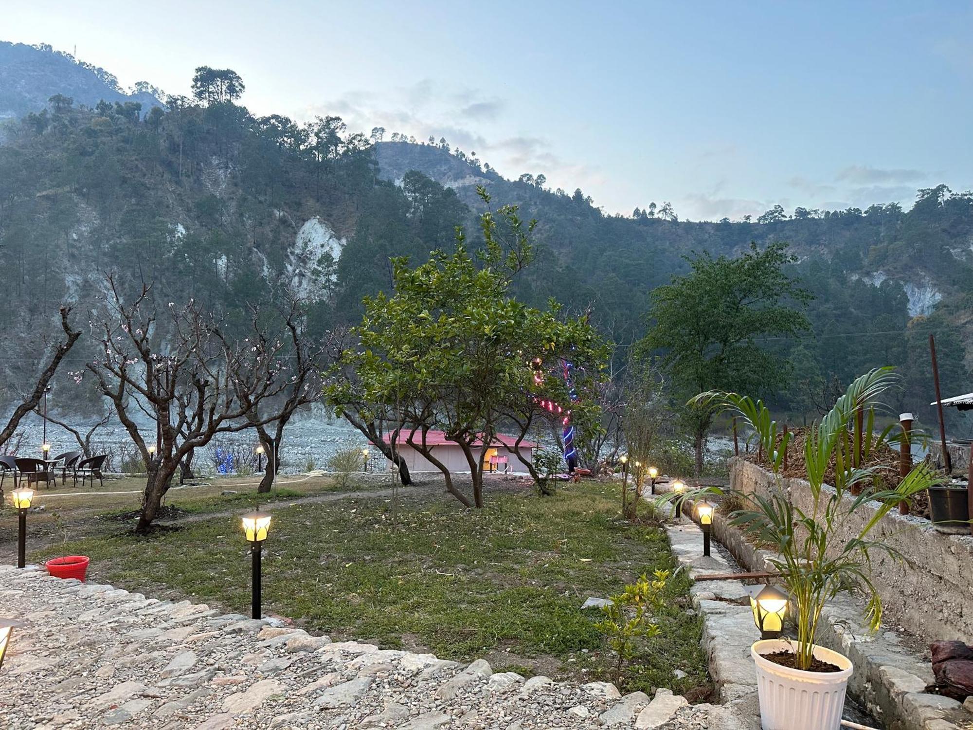 Cabana Riverside Resort - Kainchi Dham Nainital Eksteriør billede