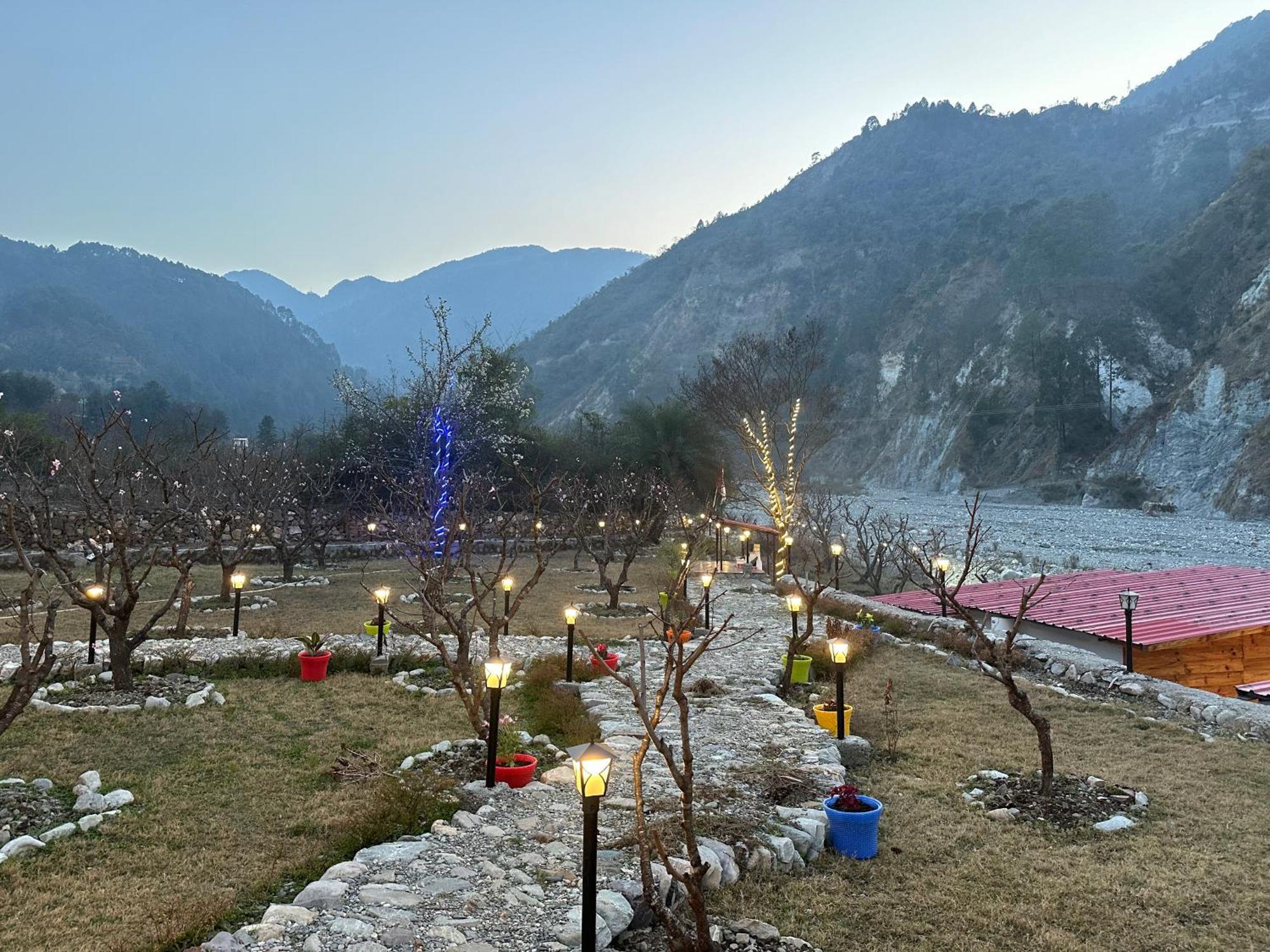 Cabana Riverside Resort - Kainchi Dham Nainital Eksteriør billede